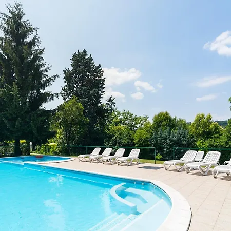 Modern In Sal With Swimming Pool * סאלו