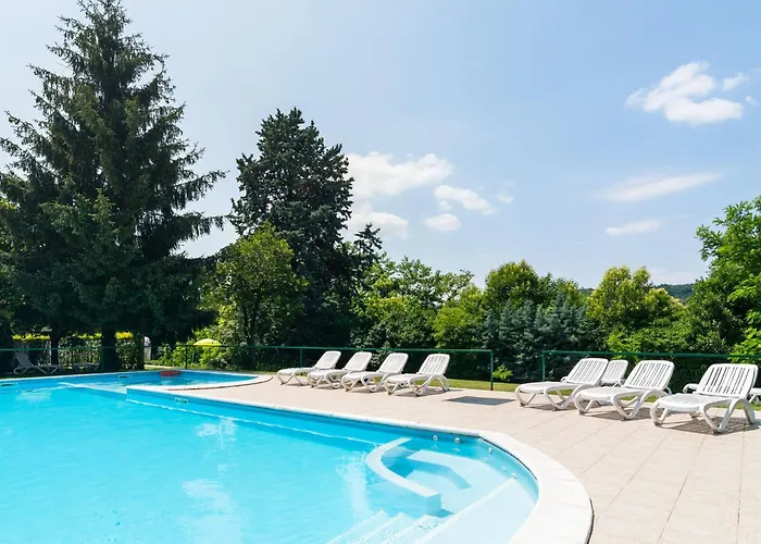 Modern In Sal With Swimming Pool דירה *