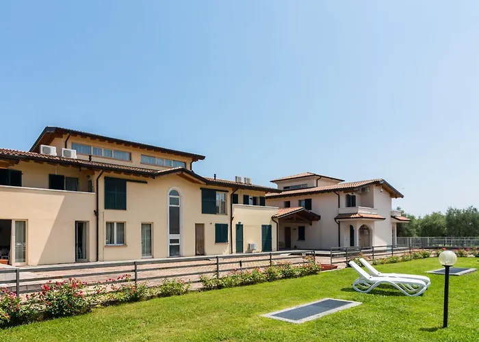 Modern In Sal With Swimming Pool * סאלו
