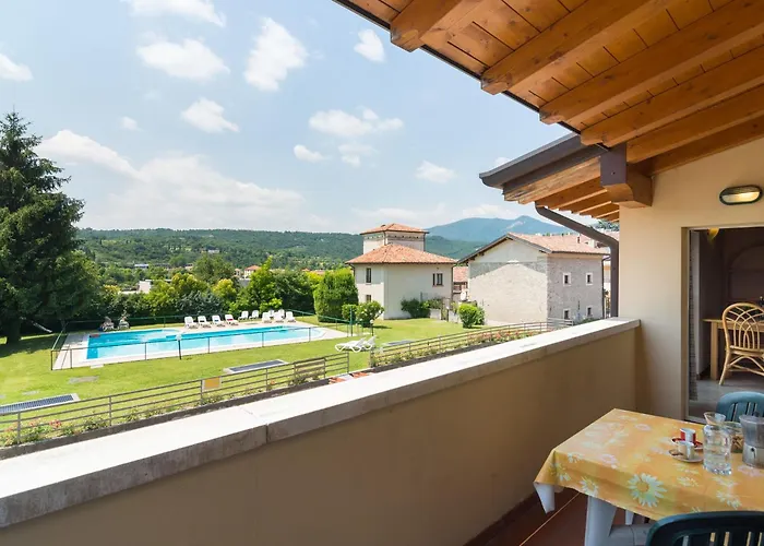 Modern In Sal With Swimming Pool סאלו