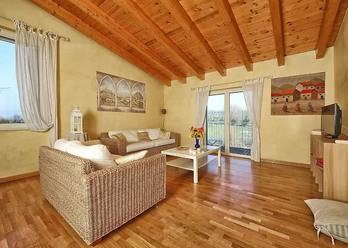 Modern In Sal With Swimming Pool * סאלו