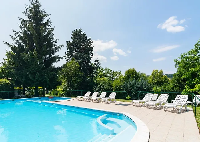 Modern In Sal With Swimming Pool * סאלו