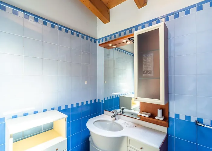 Modern In Sal With Swimming Pool * סאלו