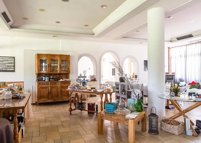 Modern In Sal With Swimming Pool דירה *